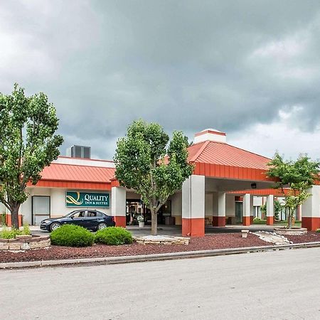 Quality Inn & Suites Kansas City I-435N Near Sports Complex Exterior foto