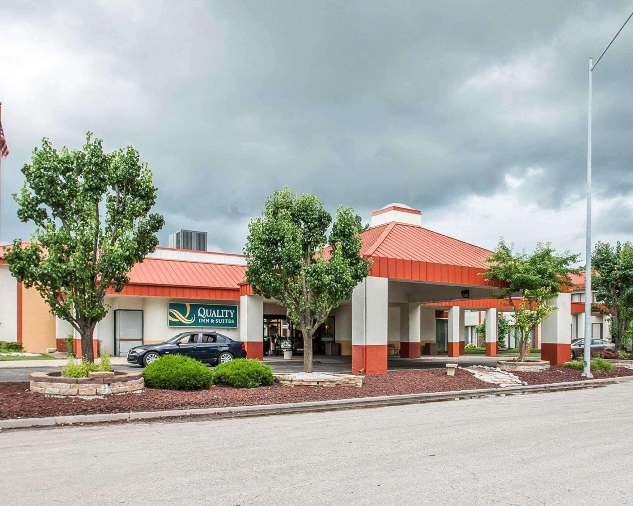 Quality Inn & Suites Kansas City I-435N Near Sports Complex Exterior foto