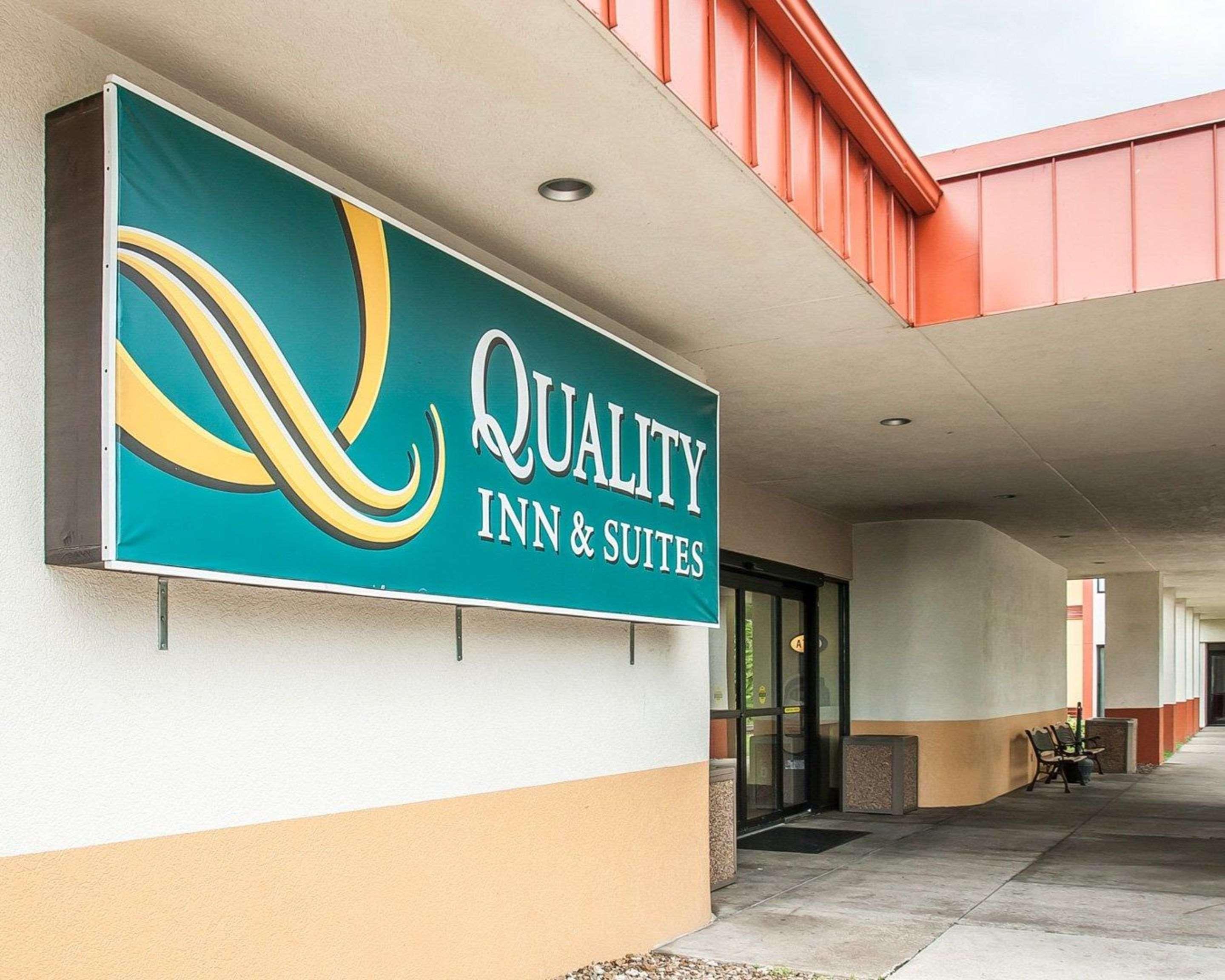 Quality Inn & Suites Kansas City I-435N Near Sports Complex Exterior foto