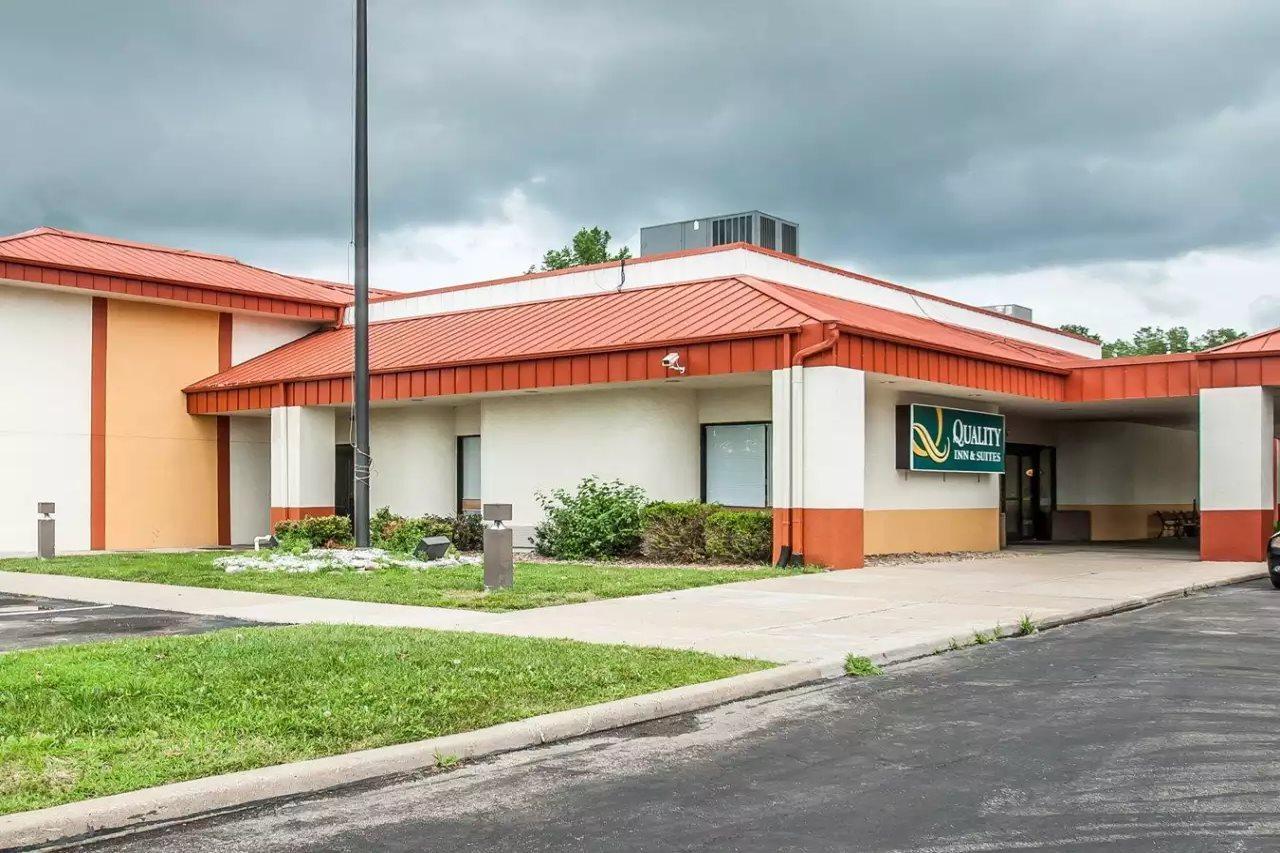 Quality Inn & Suites Kansas City I-435N Near Sports Complex Exterior foto